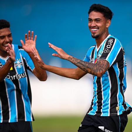 Jogadores do Grêmio comemoram gol contra o Goiás pela Copinha