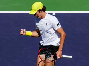 Fonseca oscila, mas supera vento e britânico na estreia em Indian Wells