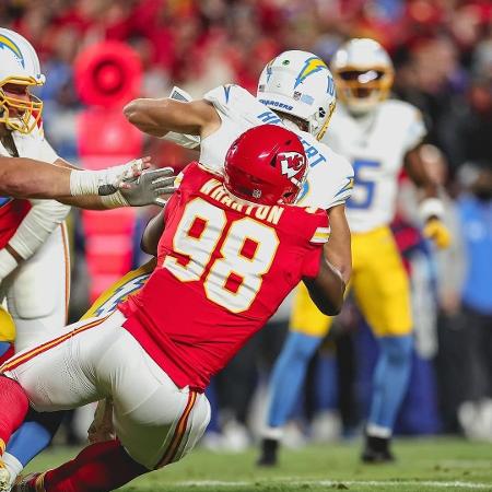 Justin Herbert, dos Chargers, é derrubado durante jogo contra os Chiefs Justin Herbert, dos Chargers, é derrubado durante jogo contra os Chiefs