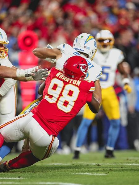 Justin Herbert, dos Chargers, é derrubado durante jogo contra os Chiefs - Reprodução/Instagram/Chiefs