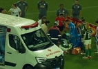 Goleira do Palmeiras desmaia após choque e deixa jogo de ambulância