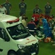 Goleira do Palmeiras desmaia após choque e deixa jogo de ambulância