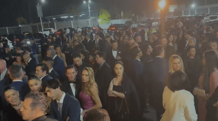 Convidados à espera da abertura do portão ao leilão do Neymar