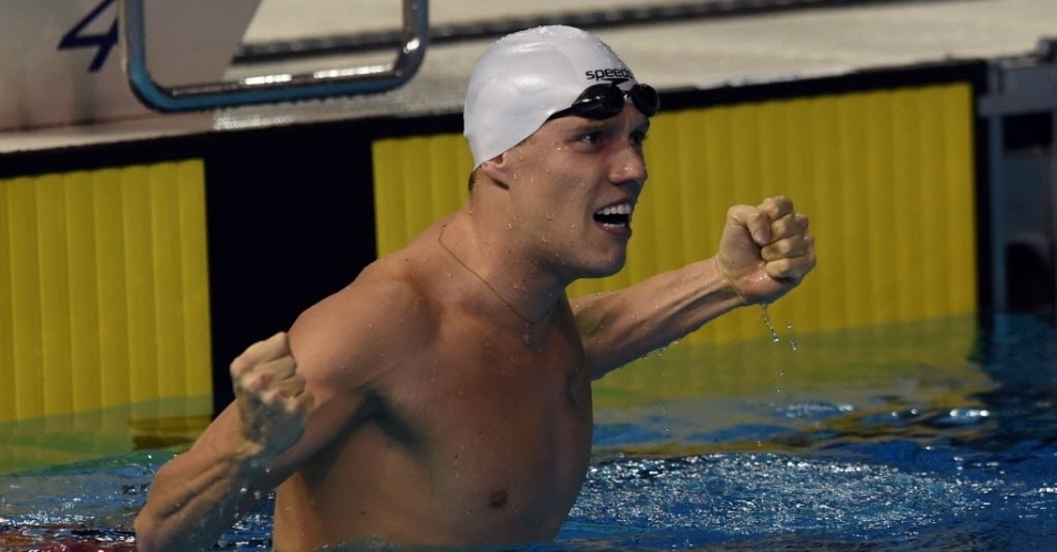 Henrique Rodrigues comemora medalha de ouro nos 200m medley da natação