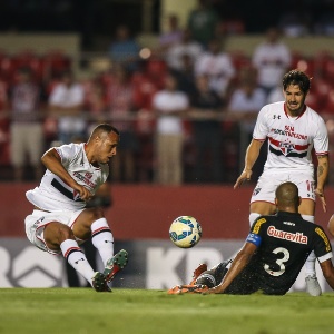 Alexandre Pato e Luis Fabiano tentam jogada ofensiva para o São Paulo contra o Vasco pela Copa do Brasil - Julia Chequer/Folhapress