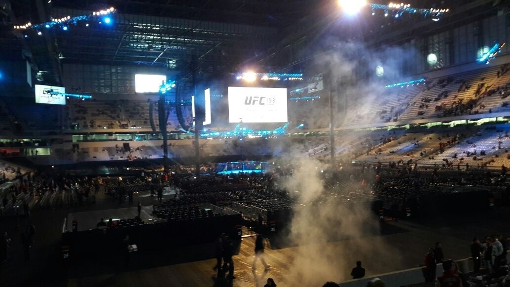 Parte interna da Arena da Baixada começa a receber os primeiros espectadores do UFC 198 - Danilo Lavieri/UOL Esporte