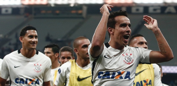 Jadson celebra o segundo gol do Corinthians sobre os chilenos em Itaquera - Miguel SCHINCARIOL/AFP
