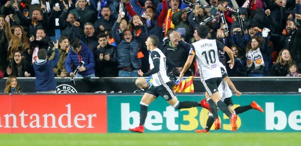 Rodrigo (esq.) comemora o seu gol para o Valencia contra o Barcelona - Heino Kalis/Reuters - Heino Kalis/Reuters