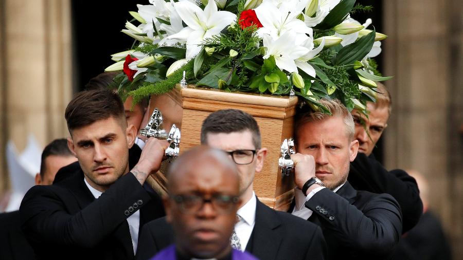 Funeral de Gordon Banks teve goleiros, como Schmeichel, carregando o caixão nesta segunda-feira - Phil Noble/Reuters