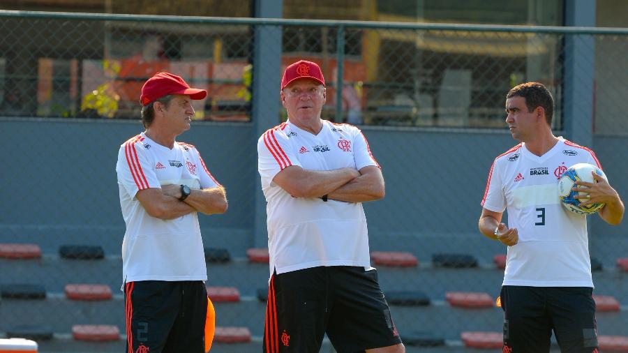 Abel Braga e seus auxiliares durante um treinamento do Flamengo: objetivo claro nos bastidores - Alexandre Vidal / Site oficial do Flamengo