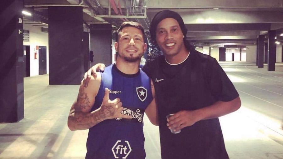 Leo Valência tietou Ronaldinho Gaúcho antes de gravação de comercial no Nilton Santos - Reprodução