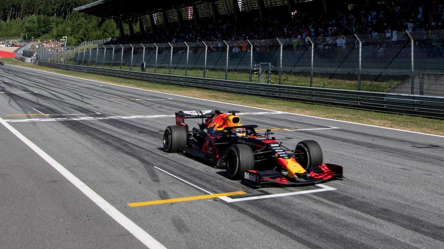 Verstappen cruza linha de chegada em GP da Áustria - CHRISTIAN BRUNA / POOL / AFP