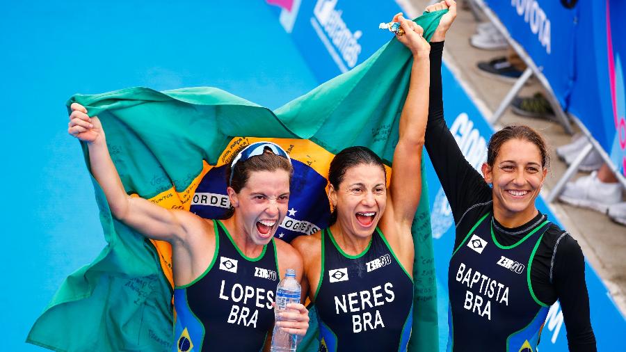 Vittoria Lopes (prata), Beatriz Neres e Luisa Baptista (ouro) comemoram juntas após o triatlo - Marcos Brindicci / Lima 2019