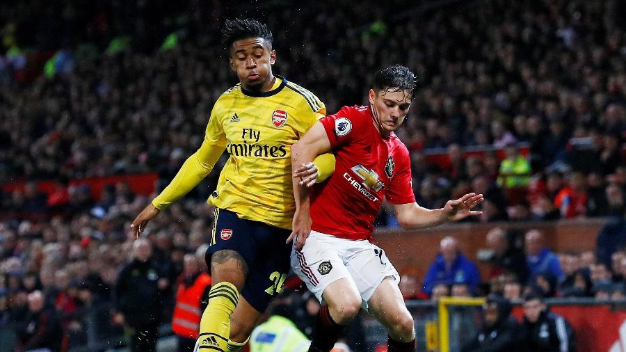 Jogadores disputam bola durante Manchester United x Arsenal - Reuters/Jason Cairnduff