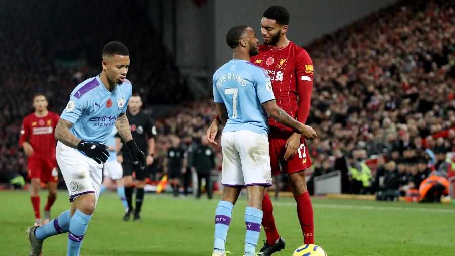 10.nov.2019 - Sterling e Gomez tiveram que ser separados durante clássico entre Liverpool e Manchester City - Carl Recine/Reuters