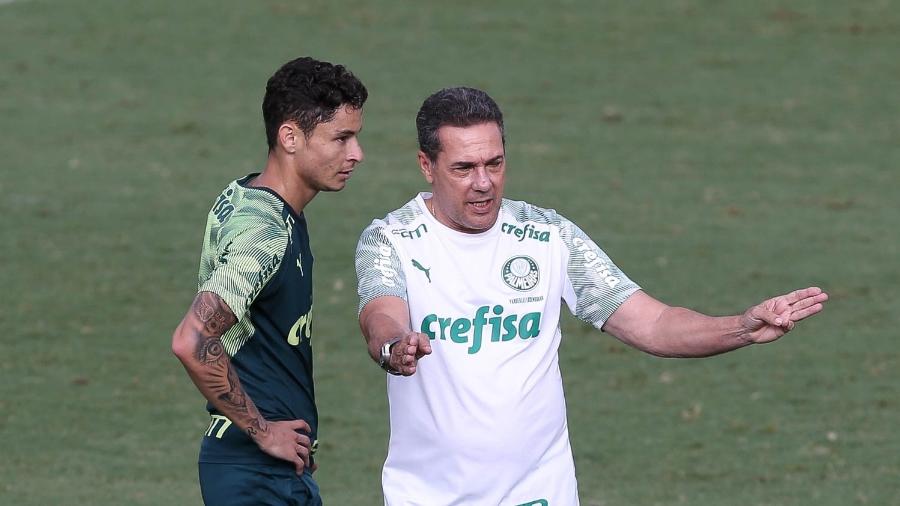 Diogo Barbosa conversa com Vanderlei Luxemburgo durante treino na Academia de Futebol - Cesar Greco/Ag. Palmeiras
