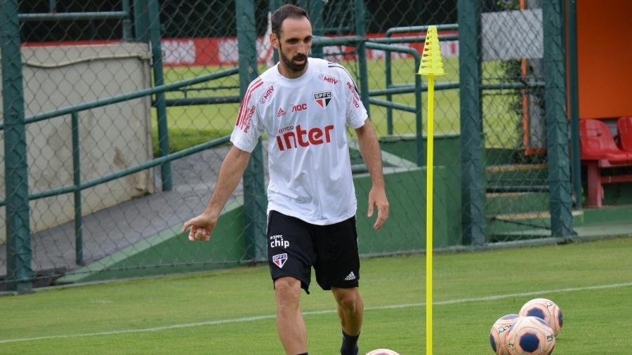 Juanfran, lateral-direito do São Paulo, está fora de combate por causa de uma lesão no ligamento colateral medial do joelho esquerdo - Erico Leonan/saopaulofc.net