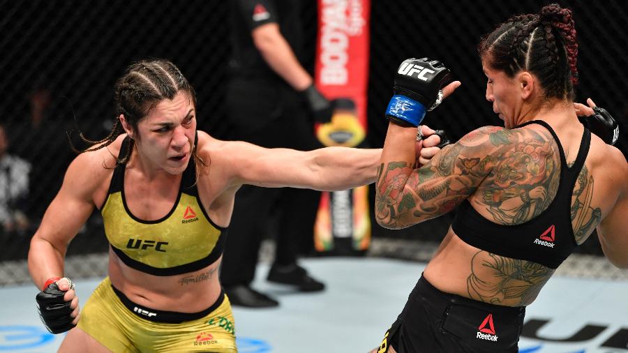 Bethe Correia, do Brasil, acerta soco na iraniana Pannie Kianzad na Ilha da Luta do UFC, em Abu Dhabi - Handout/Zuffa LLC via Getty Images