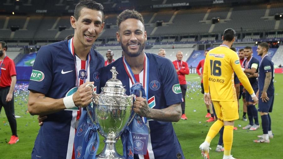 Di María e Neymar com o troféu da Copa da Liga Francesa de 2020 - C.Gavelle/PSG