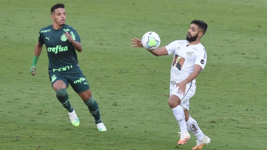 Felipe Jonatan domina bola cercado por Gabriel Menino no clássico entre Santos e Palmeiras - Ivan Storti/Santos FC