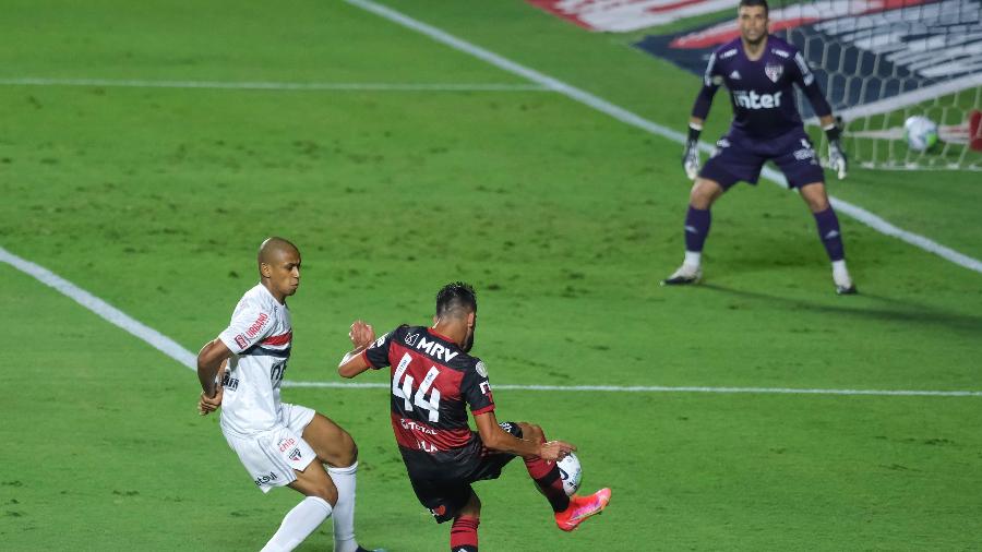 Isla tenta cruzamento na área durante São Paulo x Flamengo na rodada final do Brasileirão 2020 - Marcello Zambrana/AGIF