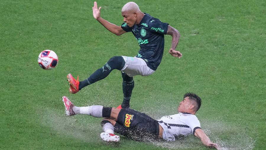 Roni (Corinthians) e Danilo (Palmeiras) em disputa durante o clássico pelo Campeonato Paulista 2021 - Marcello Zambrana/AGIF