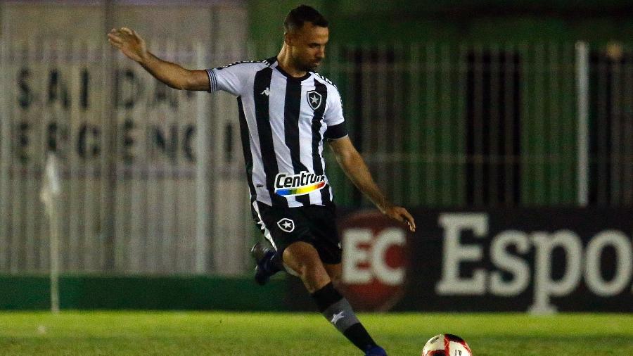 Gilvan, zagueiro do Botafogo, no duelo com o Nova Iguaçu - Vitor Silva/Botafogo