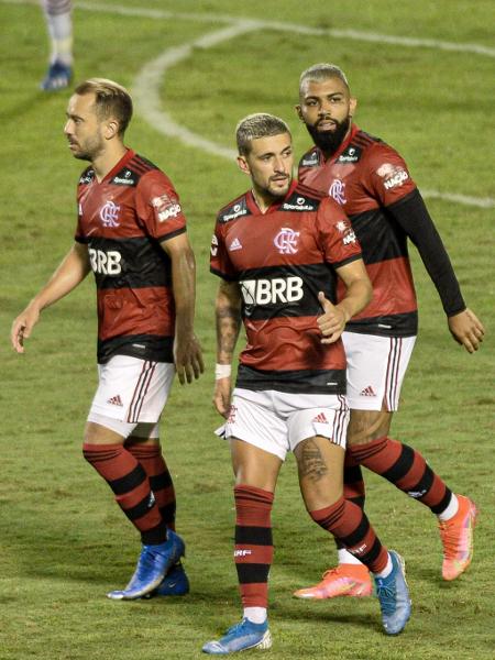 Jogadores do  Flamengo comemoram gol contra o Bangu, pelo Campeonato Carioca - ESTADÃO CONTEÚDO
