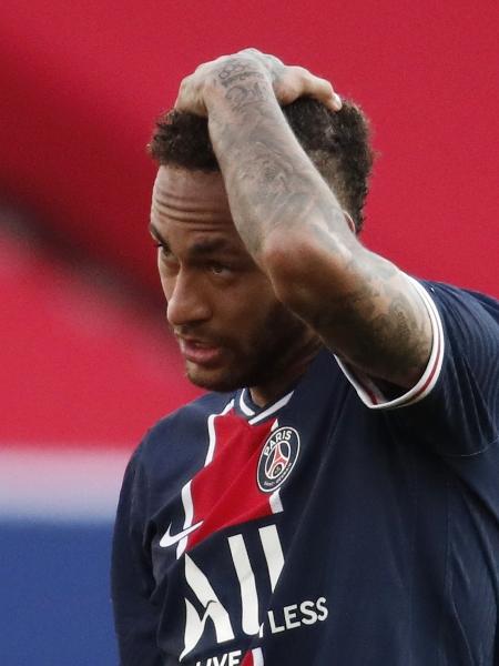 Neymar lamenta durante partida entre PSG e Lille, pelo Campeonato Francês - REUTERS/Benoit Tessier