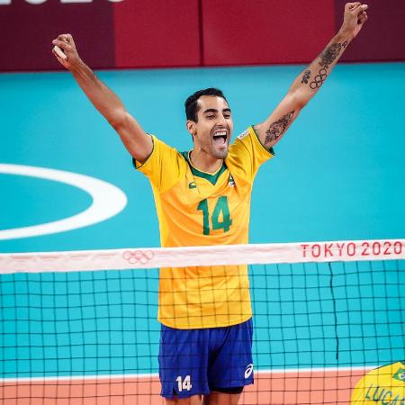 Douglas Souza celebra ponto do Brasil sobre a Tunísia em jogo do vôlei masculino na Tóquio-2020