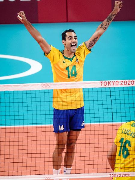 Douglas Souza celebra ponto do Brasil sobre a Tunínia em jogo do vôlei masculino na Tóquio-2020 - Gaspar Nóbrega/COB