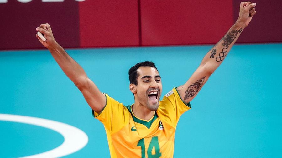 Douglas Souza celebra ponto do Brasil sobre a Tunísia em jogo do vôlei masculino na Tóquio-2020 - Gaspar Nóbrega/COB