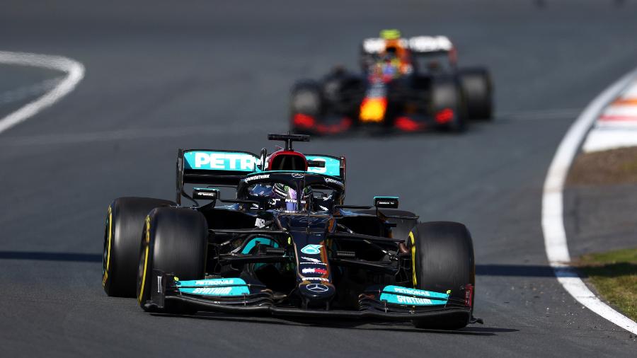 Lewis Hamilton, da Mercedes, está a 12 pontos de Verstappen no campeonato - Clive Rose - Formula 1/Formula 1 via Getty Images