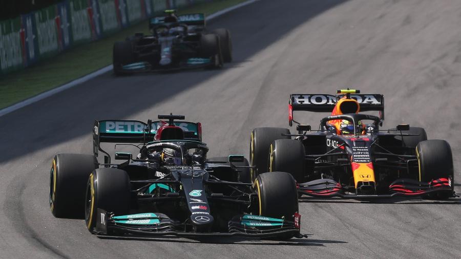 Lewis Hamilton, Mercedes, e Sérgio Perez, da RBR, disputam posição no GP de São Paulo - RICARDO MORAES/REUTERS