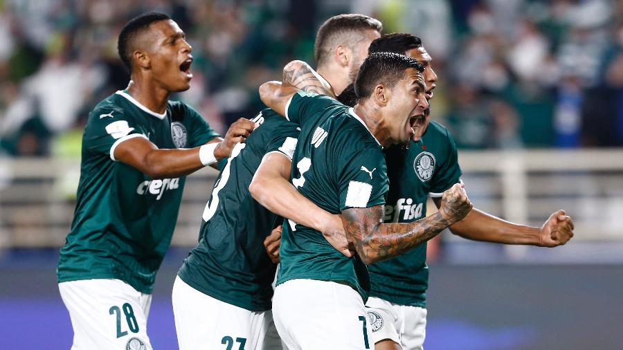 Dudu, Raphael Veiga, Danilo e Rony comemoram gol do Palmeiras contra o Al Ahly, na semifinal do Mundial - Mohammad Karamali/Getty Images