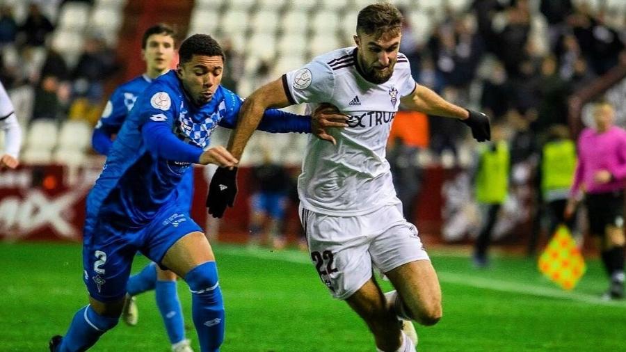 Yago (esquerda) disputando partida pelo Racing de Ferrol, da Espanha - Divulgação/Racing Club de Ferrol