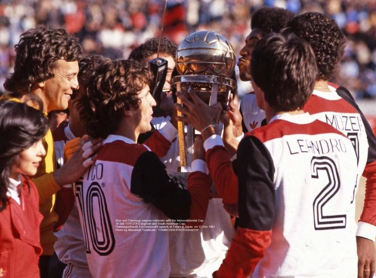 Zico e jogadores do Flamengo comemoram título do Mundial de 1981 sobre o Liverpool