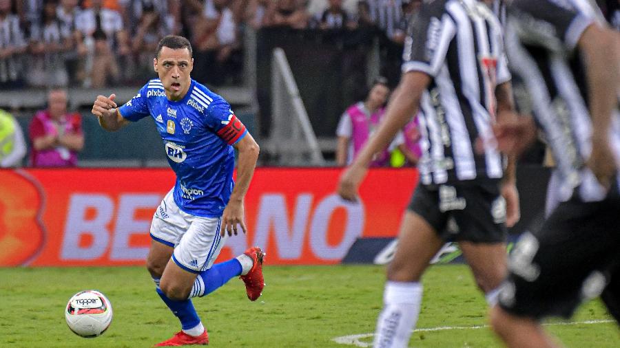 Rômulo, capitão do Cruzeiro, em ação na final do Campeonato Mineiro 2022 contra o Atlético-MG  - GLEDSTON TAVARES/FRAMEPHOTO/FRAMEPHOTO/ESTADÃO CONTEÚDO