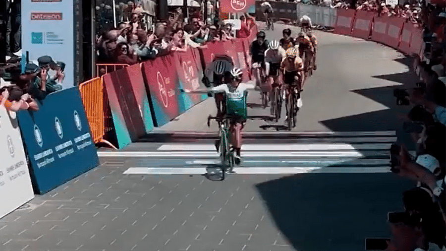 O ciclista espanhol Eduard Prades caiu ao cruzar a linha de chegada do Tour de Hellas, na Grécia, antes de saber que não tinha vencido a corrida - Reprodução/Twitter