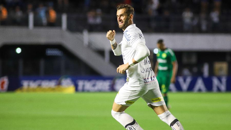 Léo Baptistão, do Santos, comemora seu gol contra o Cuiabá, pelo Brasileirão - Fernanda Luz/AGIF