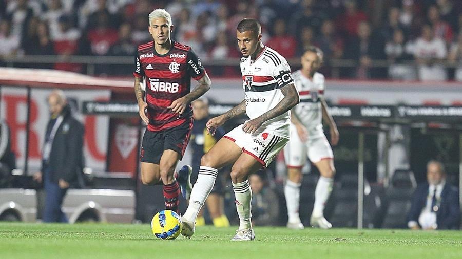 Diego Costa, zagueiro do São Paulo, domina a bola, em jogo contra o Flamengo, pelas semifinais da Copa do Brasil - Paulo Pinto / saopaulofc.net