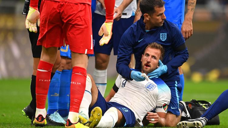 Harry Kane recebe atendimento após choque com Rafael Tolói em Itália x Inglaterra - Michael Regan/Getty Images - Michael Regan/Getty Images