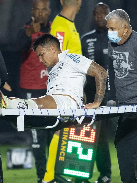 Marcos Leonardo sai machucado da partida entre Santos e Bragantino - Diogo Reis/AGIF