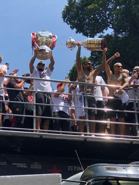 Gabigol levanta taça da Libertadores e Vida ergue troféu da Copa do Brasil em festa do Flamengo no Centro do Rio - Bruno Braz / UOL Esporte
