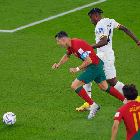 Disputa dentro da área entre Salisu e Cristiano Ronaldo em Gana x Portugal na Copa do Mundo do Qatar - Odd ANDERSEN / AFP