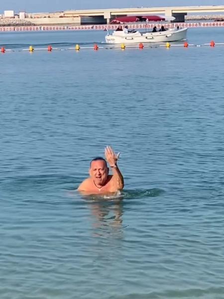 Galvão Bueno nadando no Golfo Pérsico, em Doha, no Qatar - Reprodução/Instagram