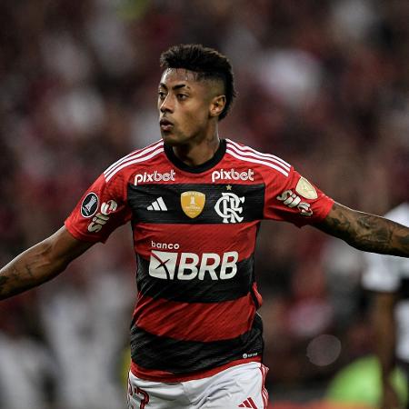 Bruno Henrique, do Flamengo, comemora seu gol sobre o Olimpia, pela ida das oitavas da Libertadores