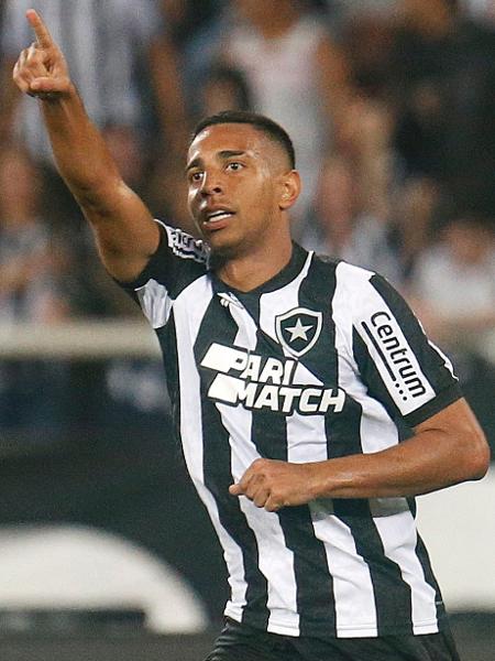 Victor Sá comemora gol do Botafogo sobre o Inter em partida do Campeonato Brasileiro