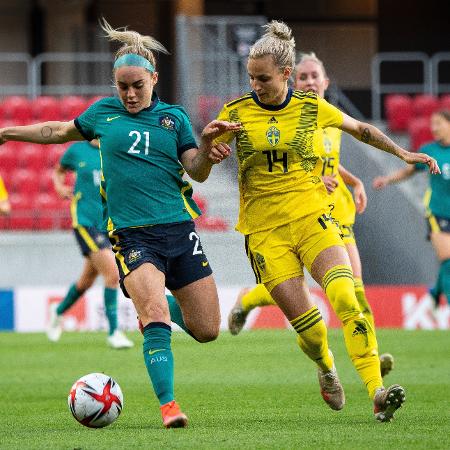 Ellie Carpenter, da Austrália, disputa contra Nathalie Bjorn, da Suécia, em amistoso do futebol feminino