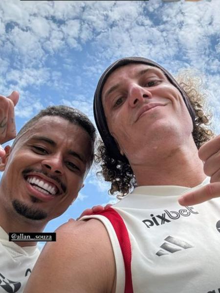 David Luiz publicou foto ao lado de Allan em treino no Ninho do Urubu